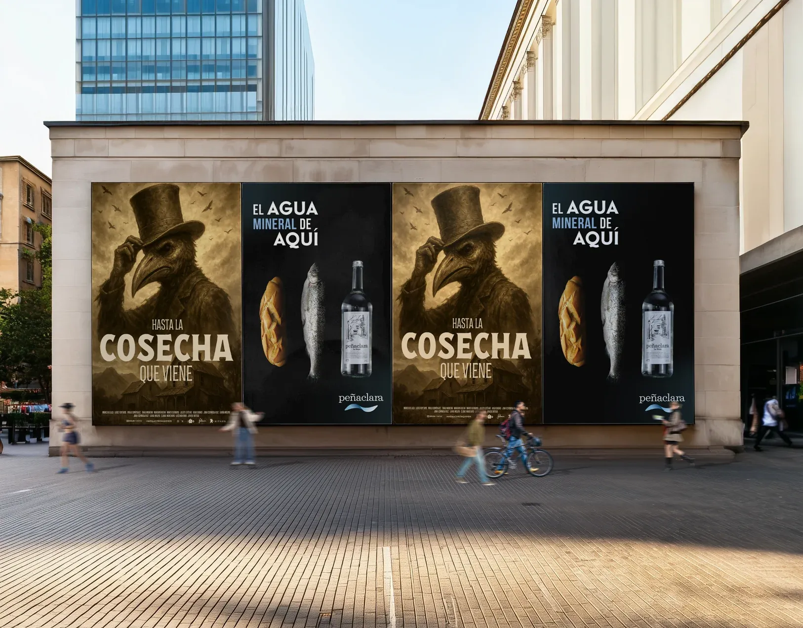 Carteles de campaña de Peñaclara en la fachada de un edificio urbano