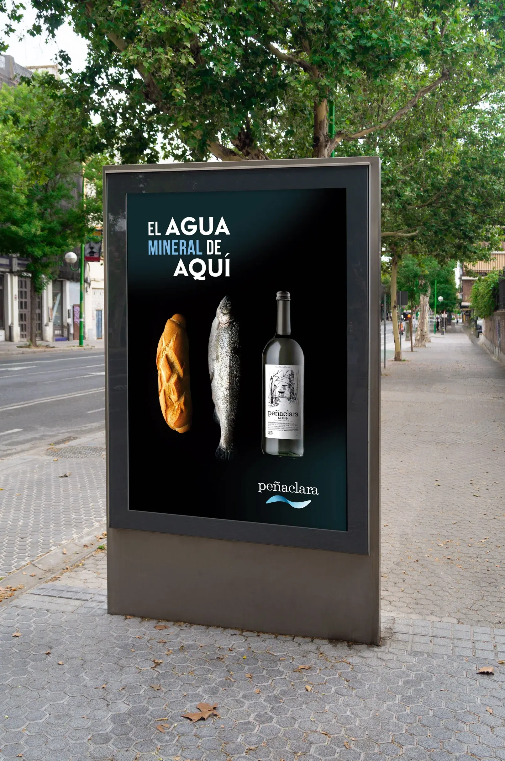 Mupi de Peñaclara en la calle con la campaña "El agua mineral de aquí"